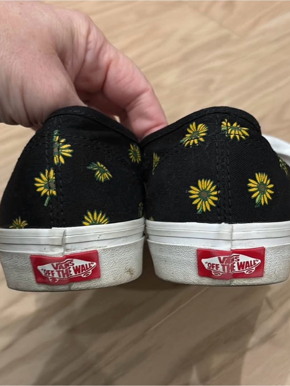 Vans Women’s 10.5 Black Canvas Sneakers with Yellow Daisy Print - Picture 5 of 6